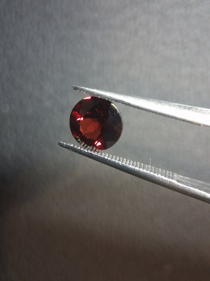Natural Garnet - Rhodolite - 1.023 ct - round faceted - red gemstone