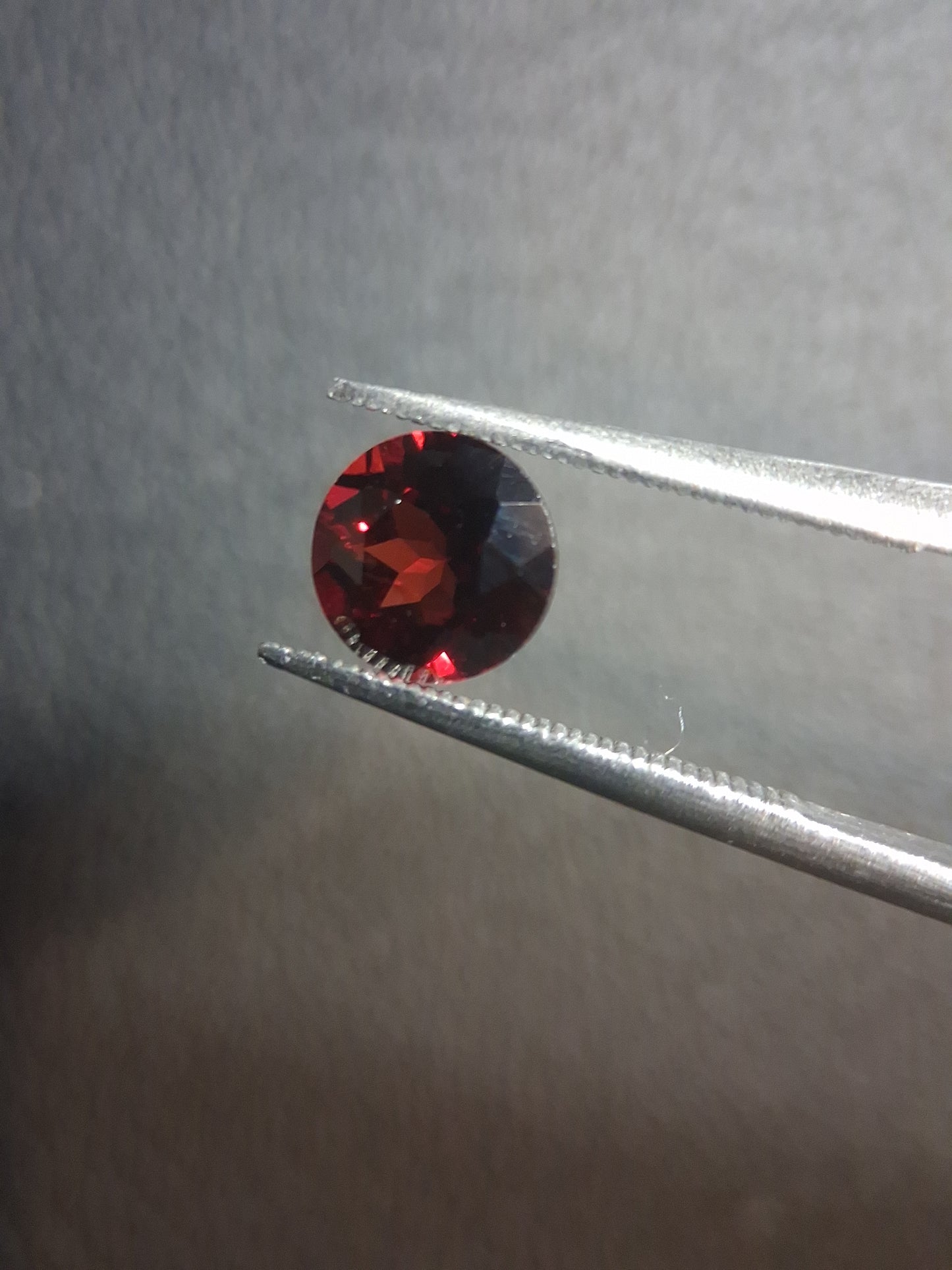 Natural Garnet - Rhodolite - 1.023 ct - round faceted - red gemstone