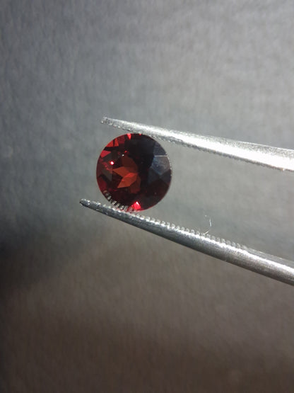 Natural Garnet - Rhodolite - 1.023 ct - round faceted - red gemstone