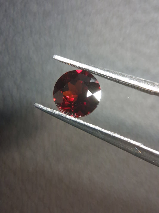 Granato naturale - Rodolite - 1,006 ct - taglio rotondo sfaccettato - gemma rossa