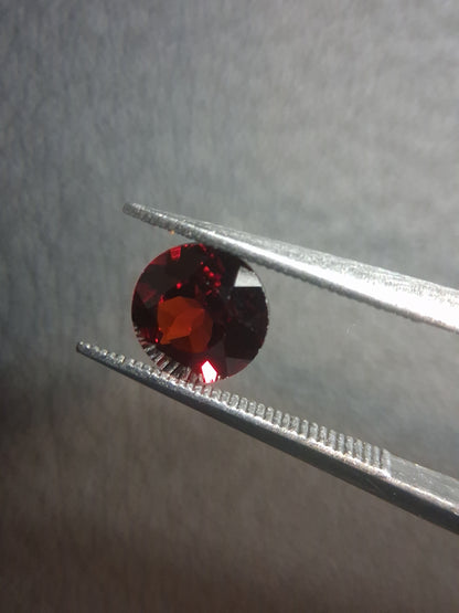 Grenat Naturel - Rhodolite - 1,006 ct - facetté rond - gemme rouge