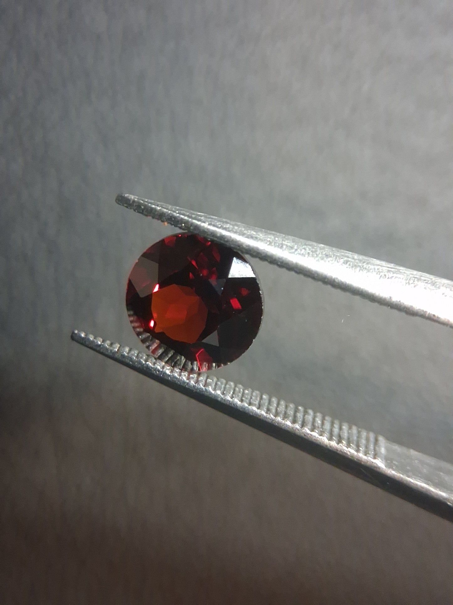 Grenat Naturel - Rhodolite - 1,006 ct - facetté rond - gemme rouge