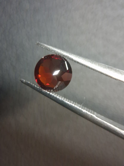 Grenat Naturel - Rhodolite - 1,006 ct - facetté rond - gemme rouge