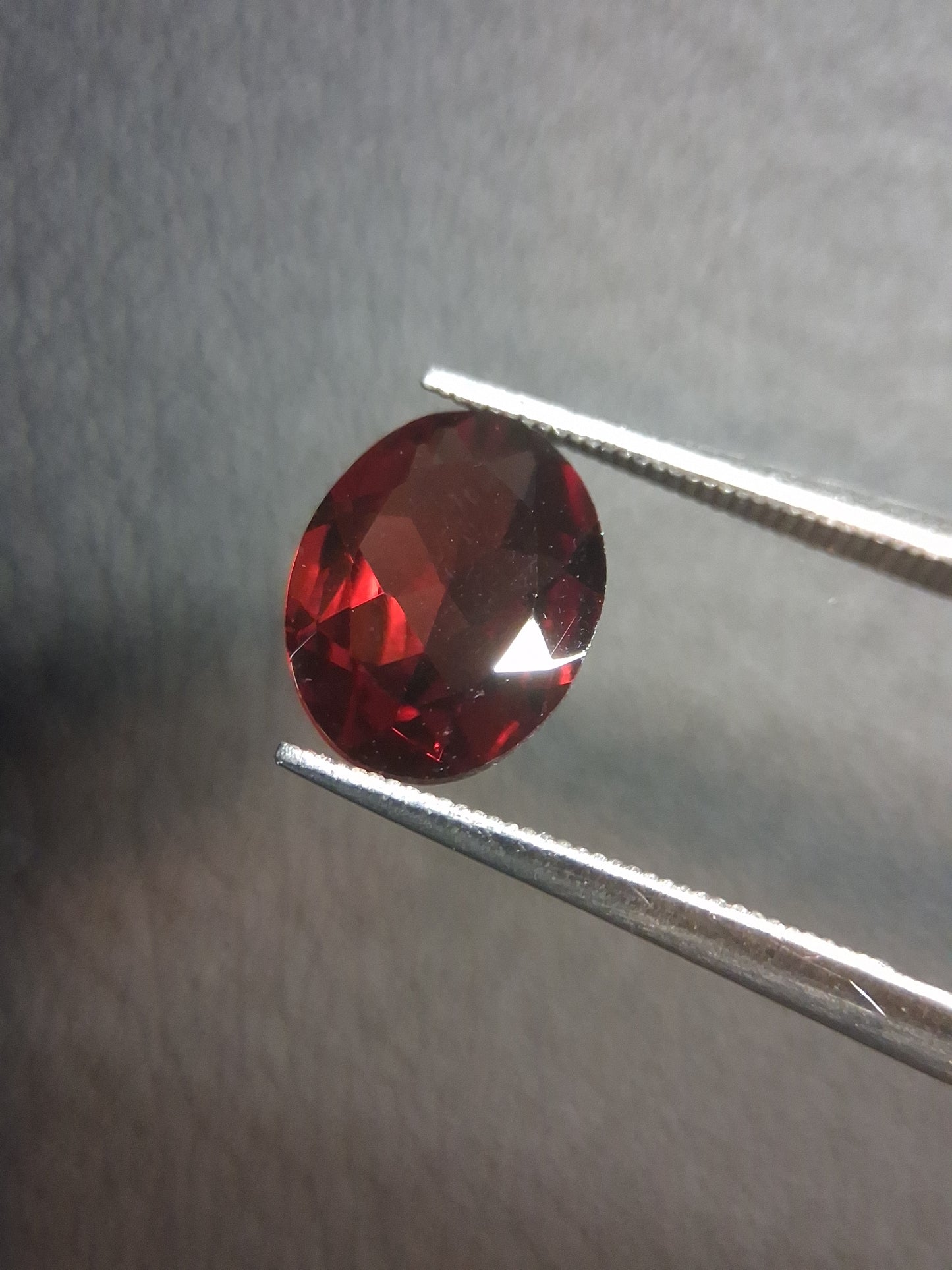 Natural Garnet - Rhodolite - 1.675 ct - oval faceted - red gemstone