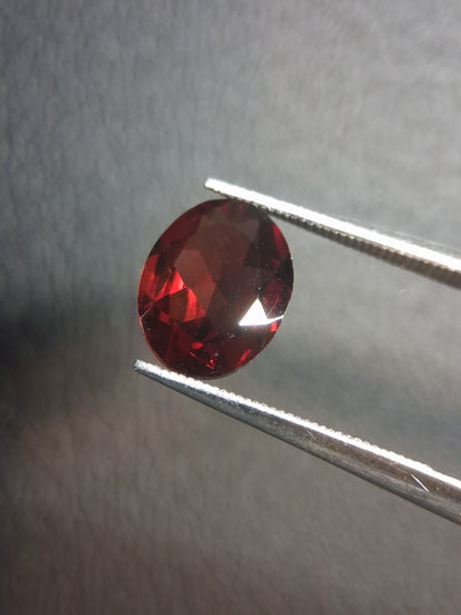 Natural Garnet - Rhodolite - 1.675 ct - oval faceted - red gemstone