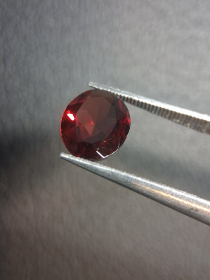 Natural Garnet - Rhodolite - 1.675 ct - oval faceted - red gemstone