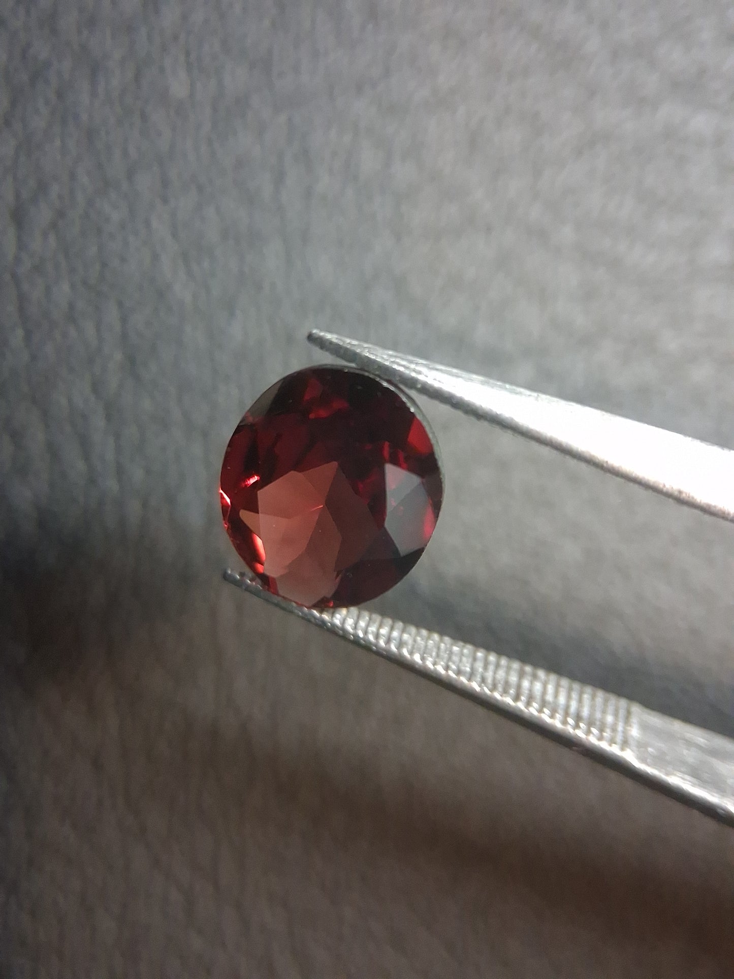 Natural Garnet - Rhodolite - 1.675 ct - oval faceted - red gemstone
