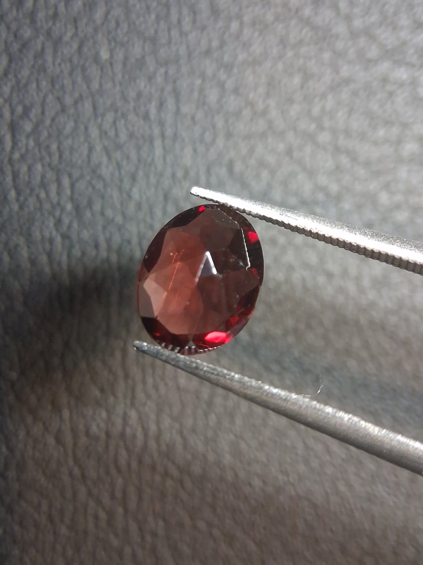 Natural Garnet - Rhodolite - 1.675 ct - oval faceted - red gemstone