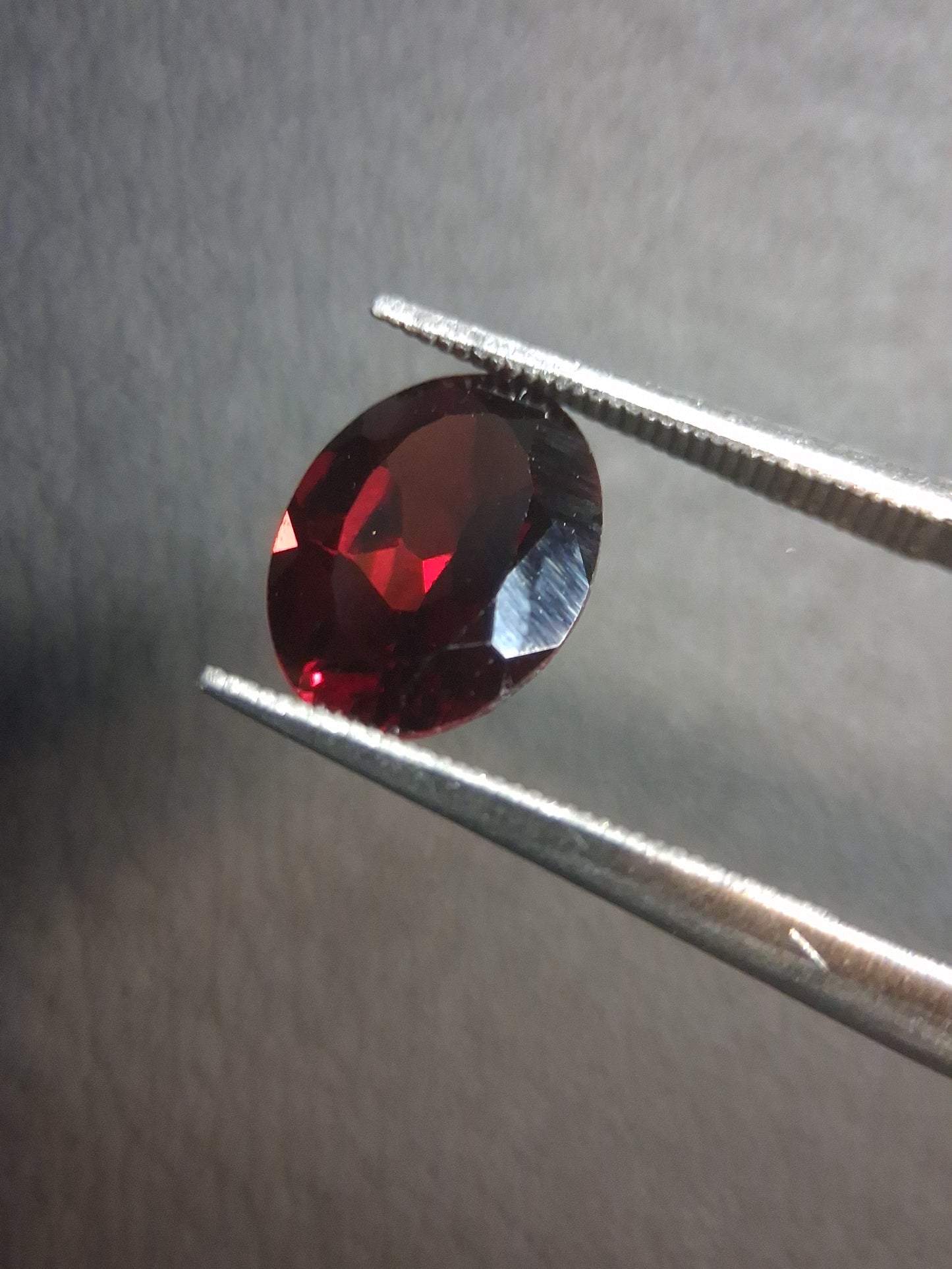 Grenat Naturel - Rhodolite - 1.895 ct - ovale à facettes - pierre précieuse rouge