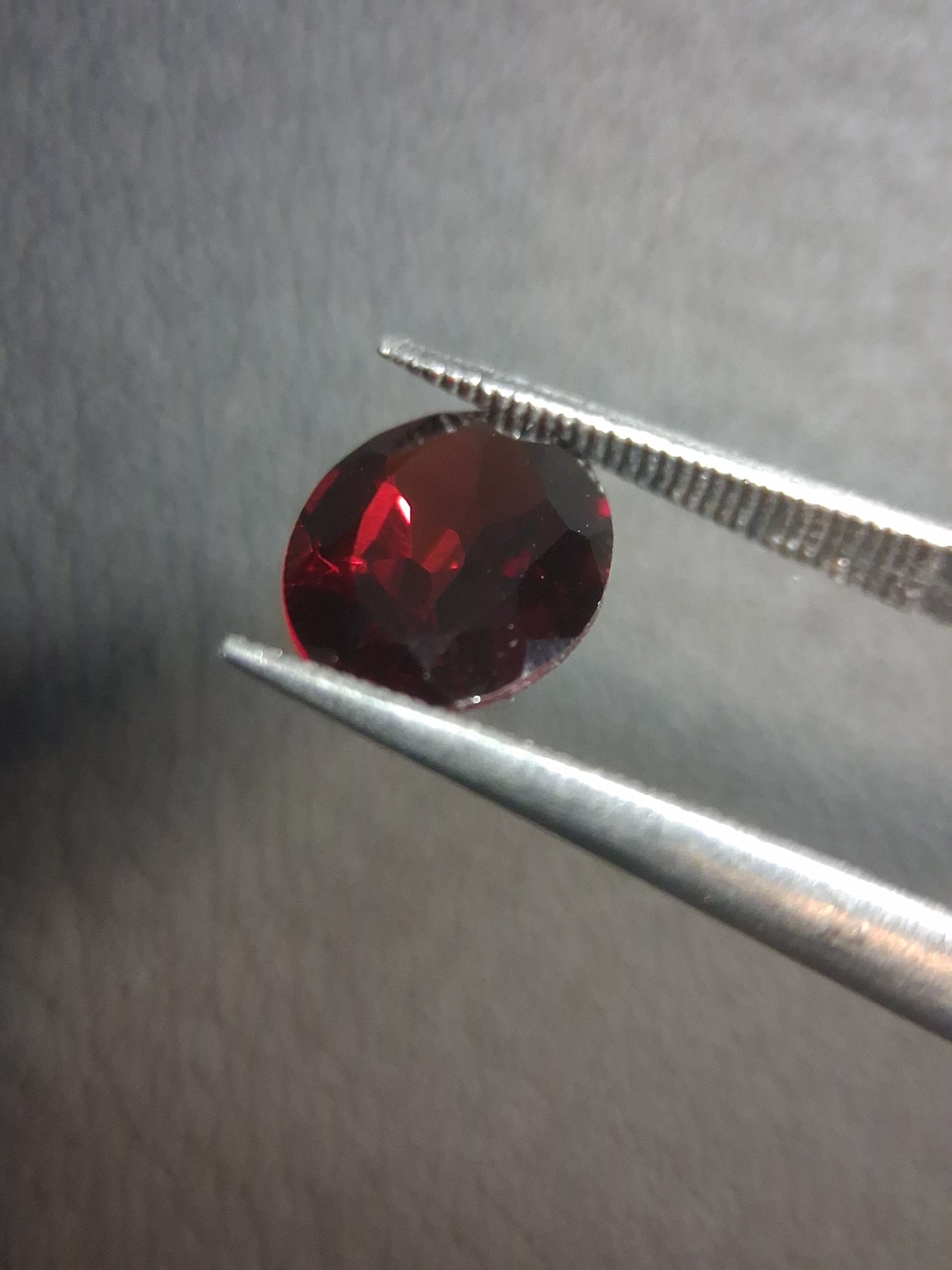 Grenat Naturel - Rhodolite - 1.895 ct - ovale à facettes - pierre précieuse rouge