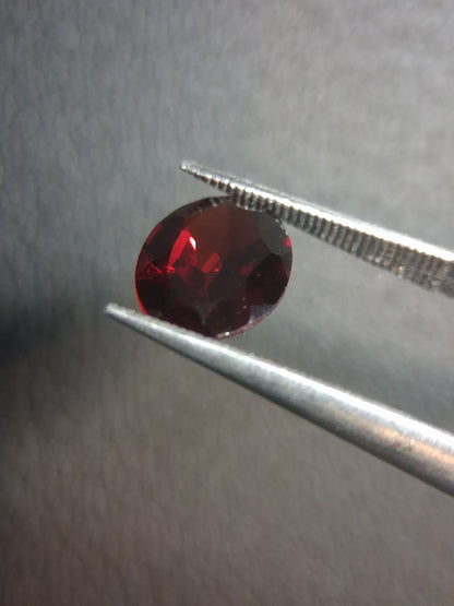 Grenat Naturel - Rhodolite - 1.895 ct - ovale à facettes - pierre précieuse rouge