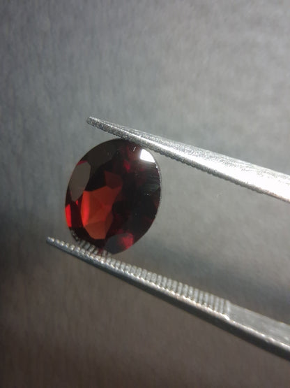 Grenat Naturel - Rhodolite - 1.895 ct - ovale à facettes - pierre précieuse rouge