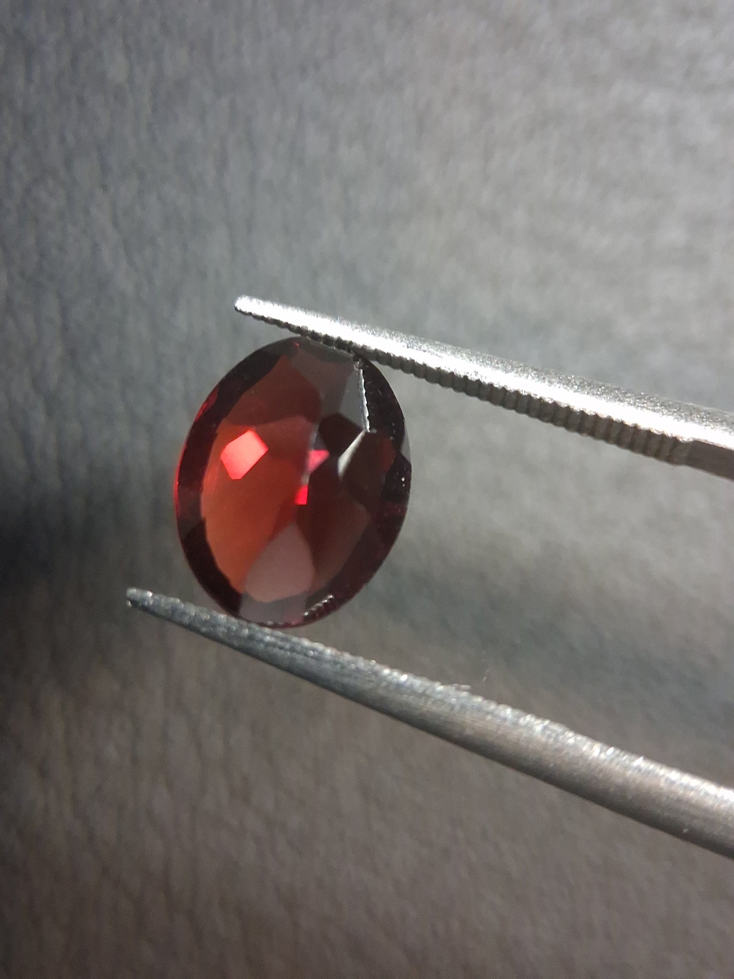Grenat Naturel - Rhodolite - 1.895 ct - ovale à facettes - pierre précieuse rouge