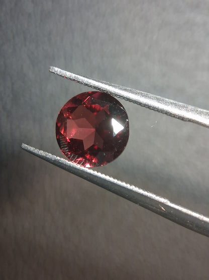 Natural Garnet - Rhodolite - 1.465 ct - round faceted - red gemstone