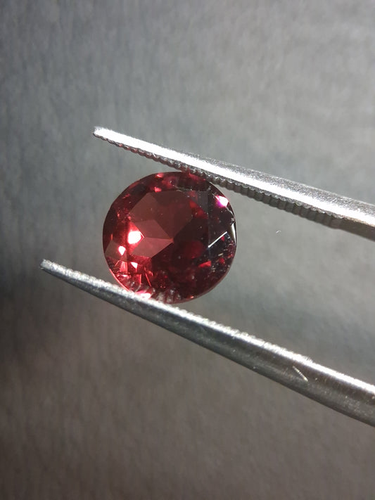 Granato naturale - Rodolite - 1,465 ct - taglio rotondo sfaccettato - gemma rossa