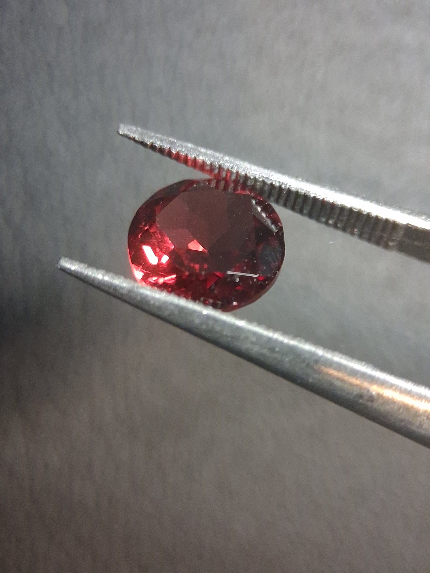 Natural Garnet - Rhodolite - 1.465 ct - round faceted - red gemstone