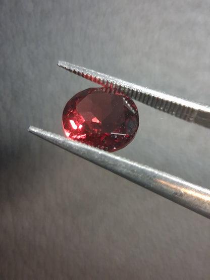 Natural Garnet - Rhodolite - 1.465 ct - round faceted - red gemstone