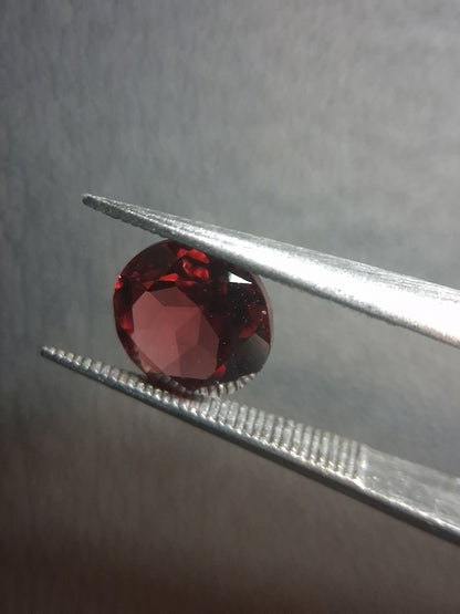 Natural Garnet - Rhodolite - 1.465 ct - round faceted - red gemstone