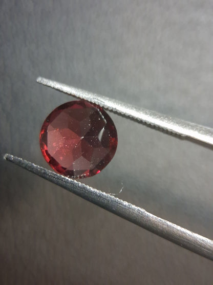 Natural Garnet - Rhodolite - 1.465 ct - round faceted - red gemstone