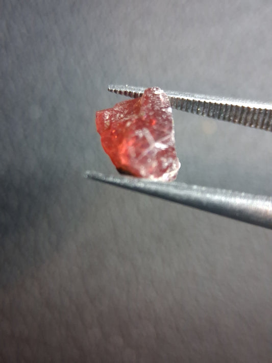 Rough Garnet - 2.155 ct - pyrope almandite - red