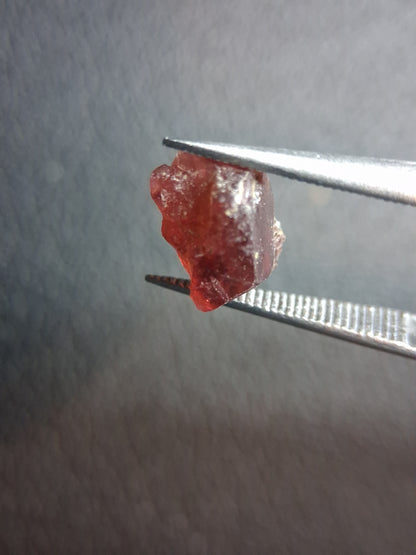 Rough Garnet - 2.155 ct - pyrope almandite - red