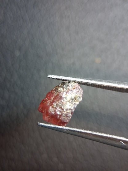 Rough Garnet - 2.155 ct - pyrope almandite - red