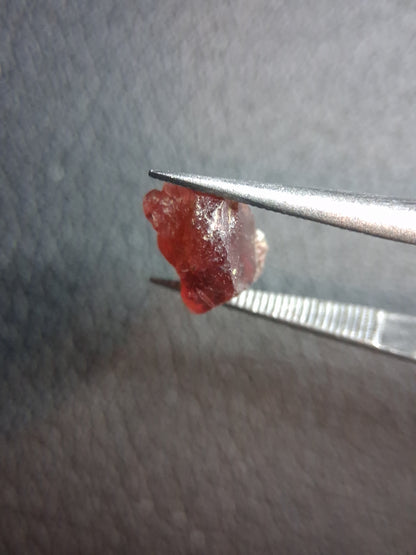 Rough Garnet - 2.155 ct - pyrope almandite - red