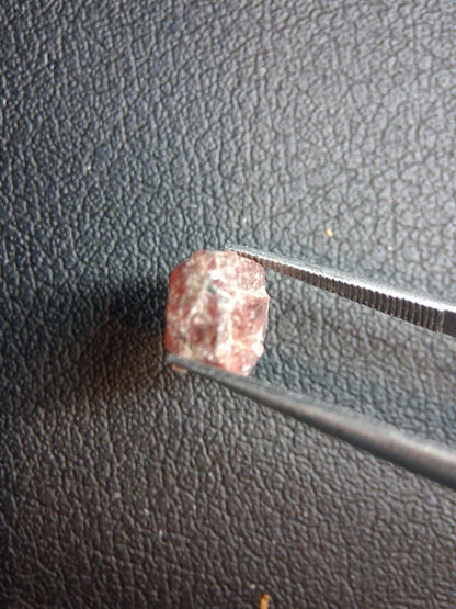 Rough Garnet - 2.470 ct - pyrope almandite - red