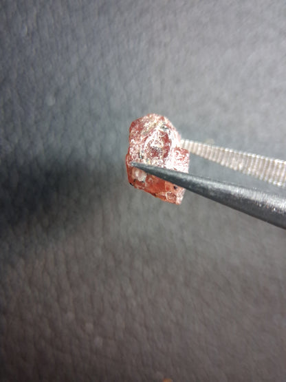 Rough Garnet - 2.470 ct - pyrope almandite - red