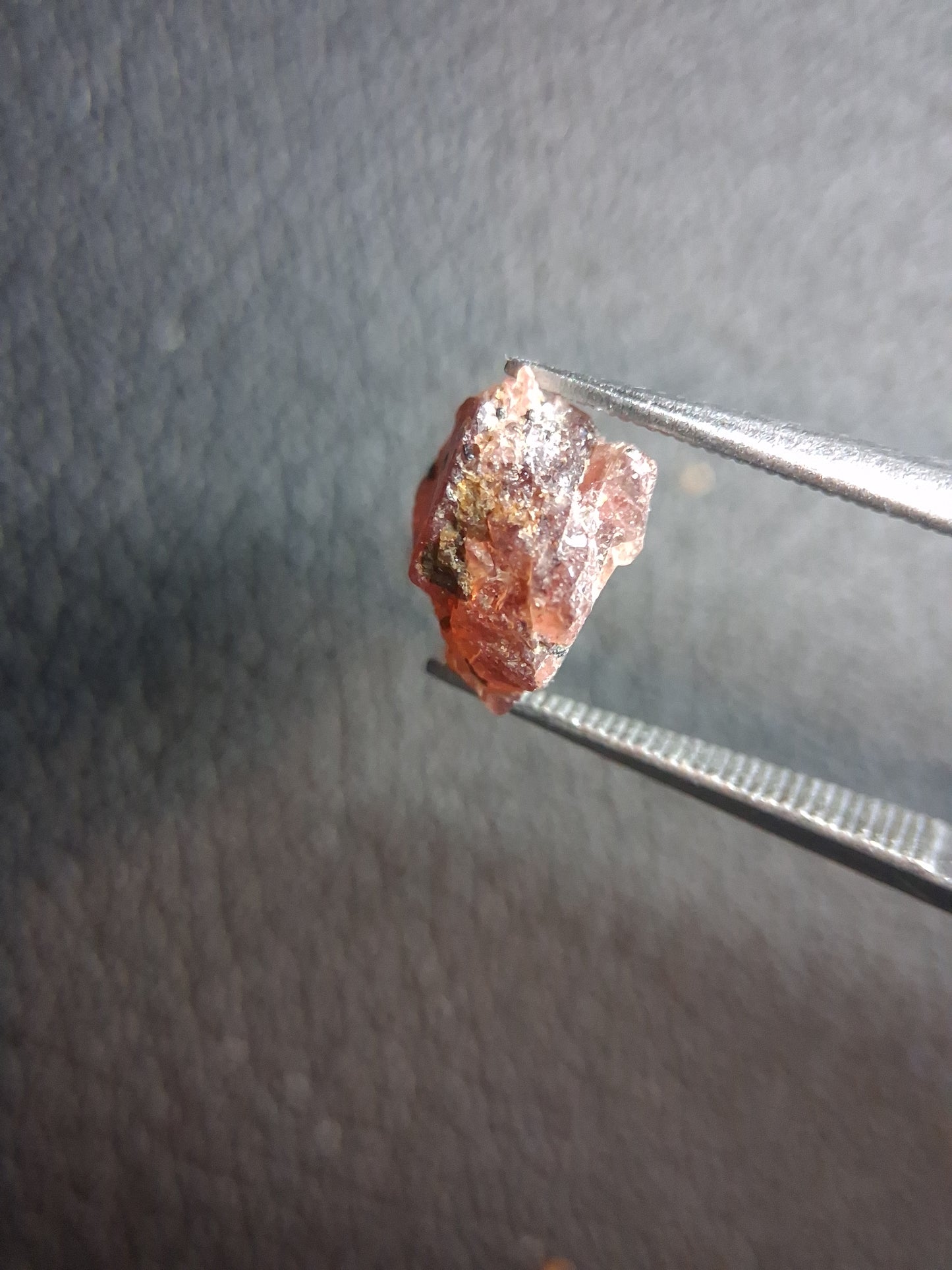 Rough Garnet - 2.470 ct - pyrope almandite - red