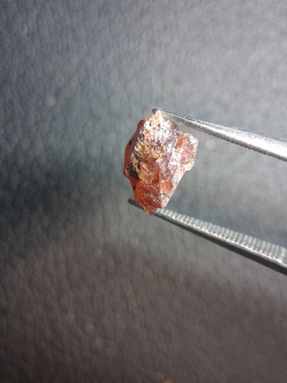 Rough Garnet - 2.470 ct - pyrope almandite - red