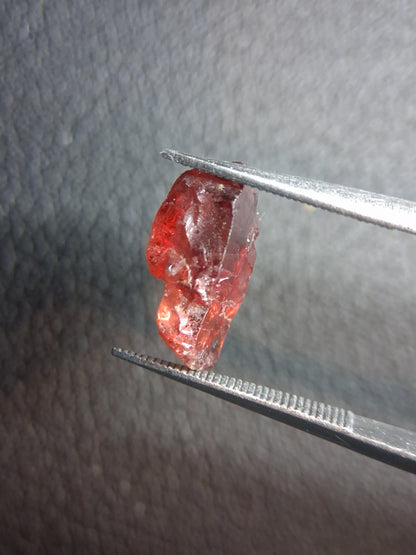 Rough Garnet - 3.120 ct - pyrope almandite - red