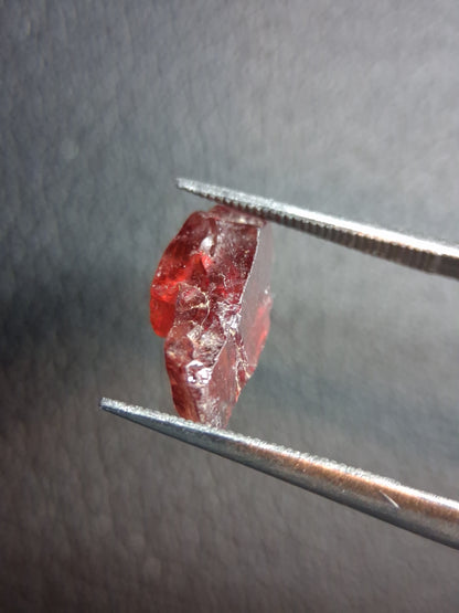 Rough Garnet - 3.120 ct - pyrope almandite - red