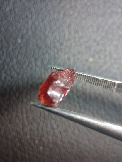 Rough Garnet - 3.120 ct - pyrope almandite - red