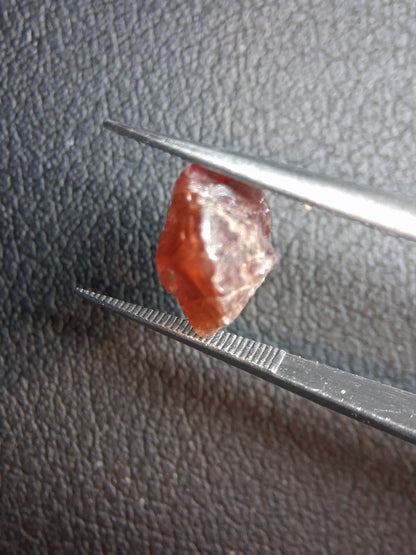 Rough Garnet - 3.020 ct - pyrope almandite - red