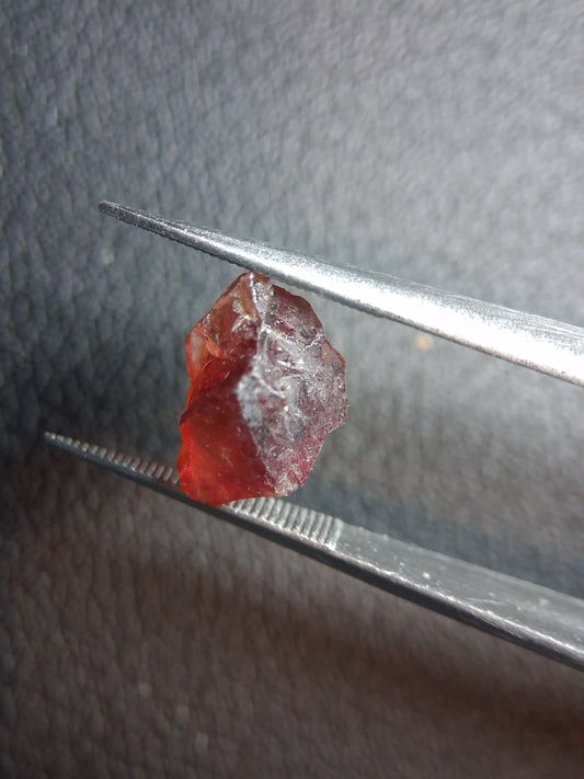 Rough Garnet - 3.005 ct - pyrope almandite - red