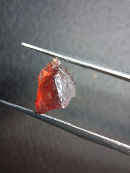 Rough Garnet - 3.005 ct - pyrope almandite - red
