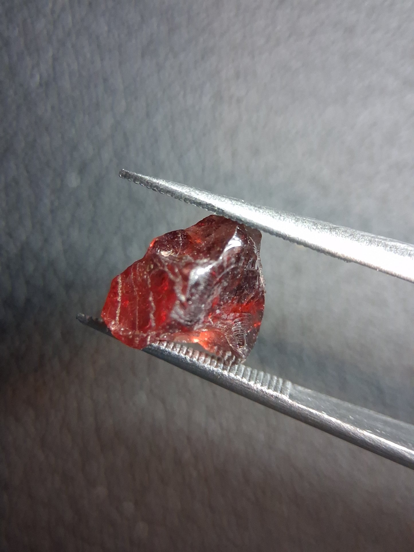 Rough Garnet - 3.330 ct - pyrope almandite - red