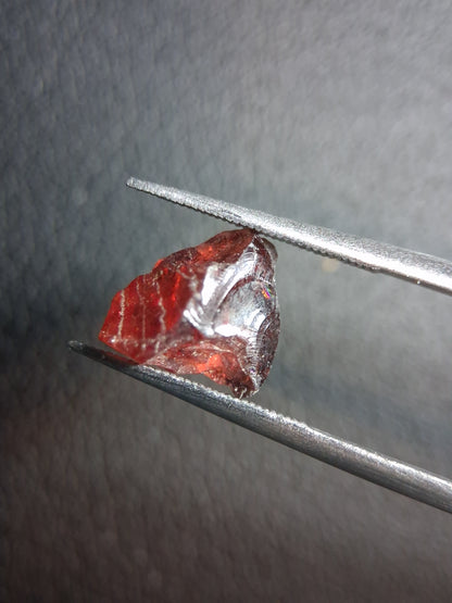 Rough Garnet - 3.330 ct - pyrope almandite - red