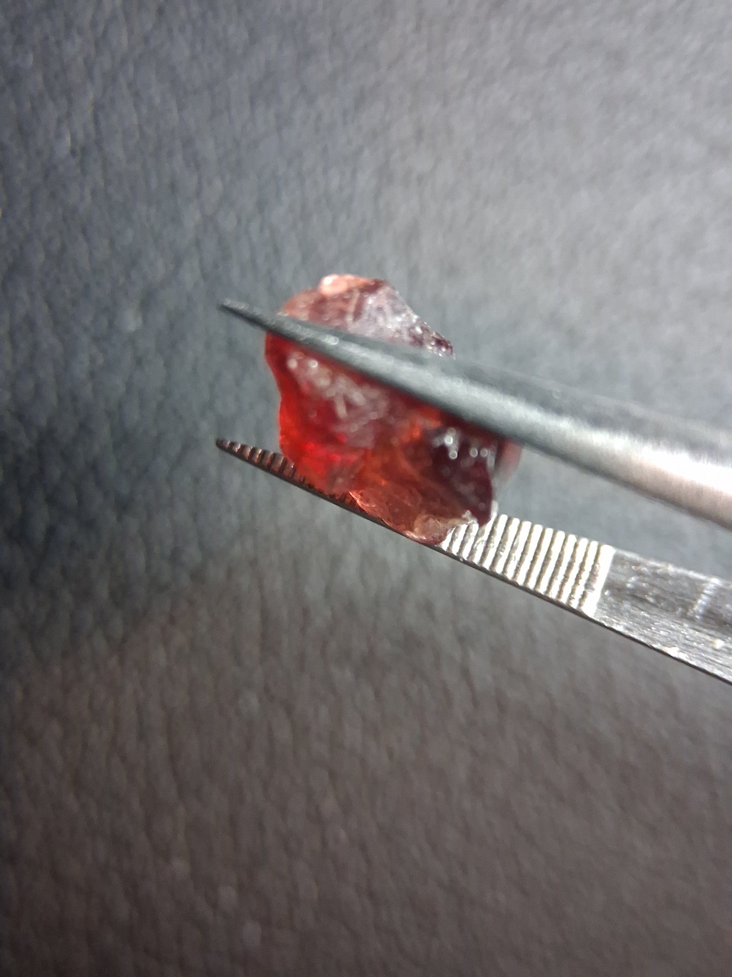 Rough Garnet - 3.330 ct - pyrope almandite - red