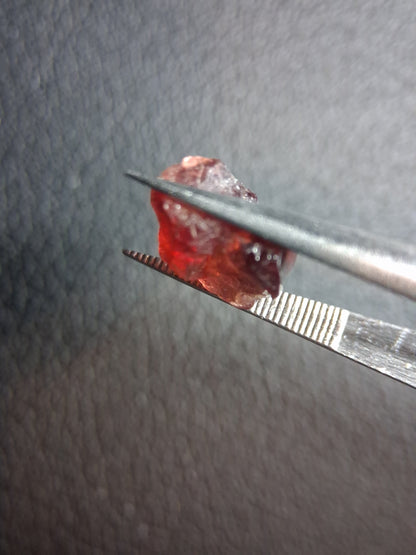Rough Garnet - 3.330 ct - pyrope almandite - red