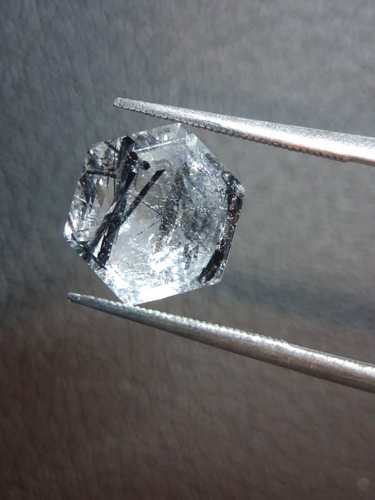 Quartz rutile noir naturel – Facetté Hexagone – 3,915 ct – 9,9 × 9,9 × 6,2 mm