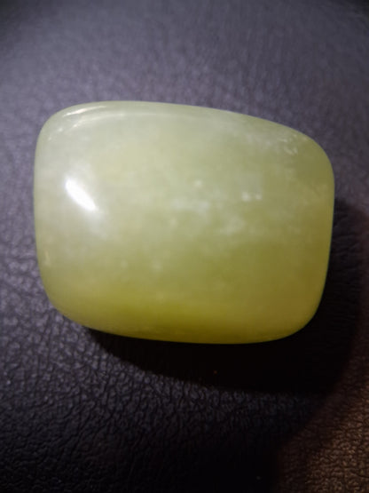 Natural Green Xiuyan Jade Pocket Stone 25.1 × 19.0 × 18.0 mm – Polished Crystal for Meditation, Healing & Daily Carry