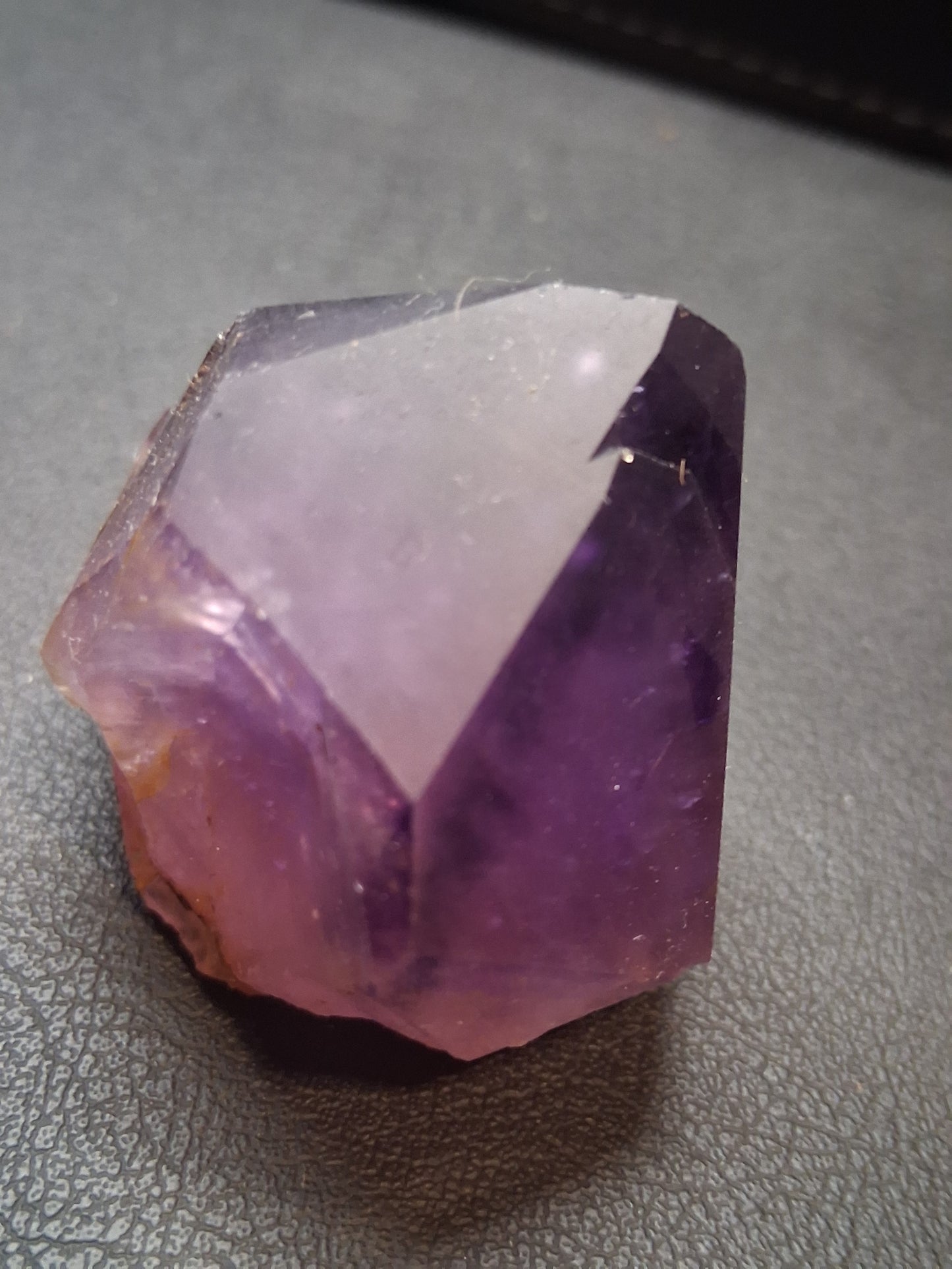 Rough amethyst - Amethyst Crystal Point - 4.0 x 3.9 cm