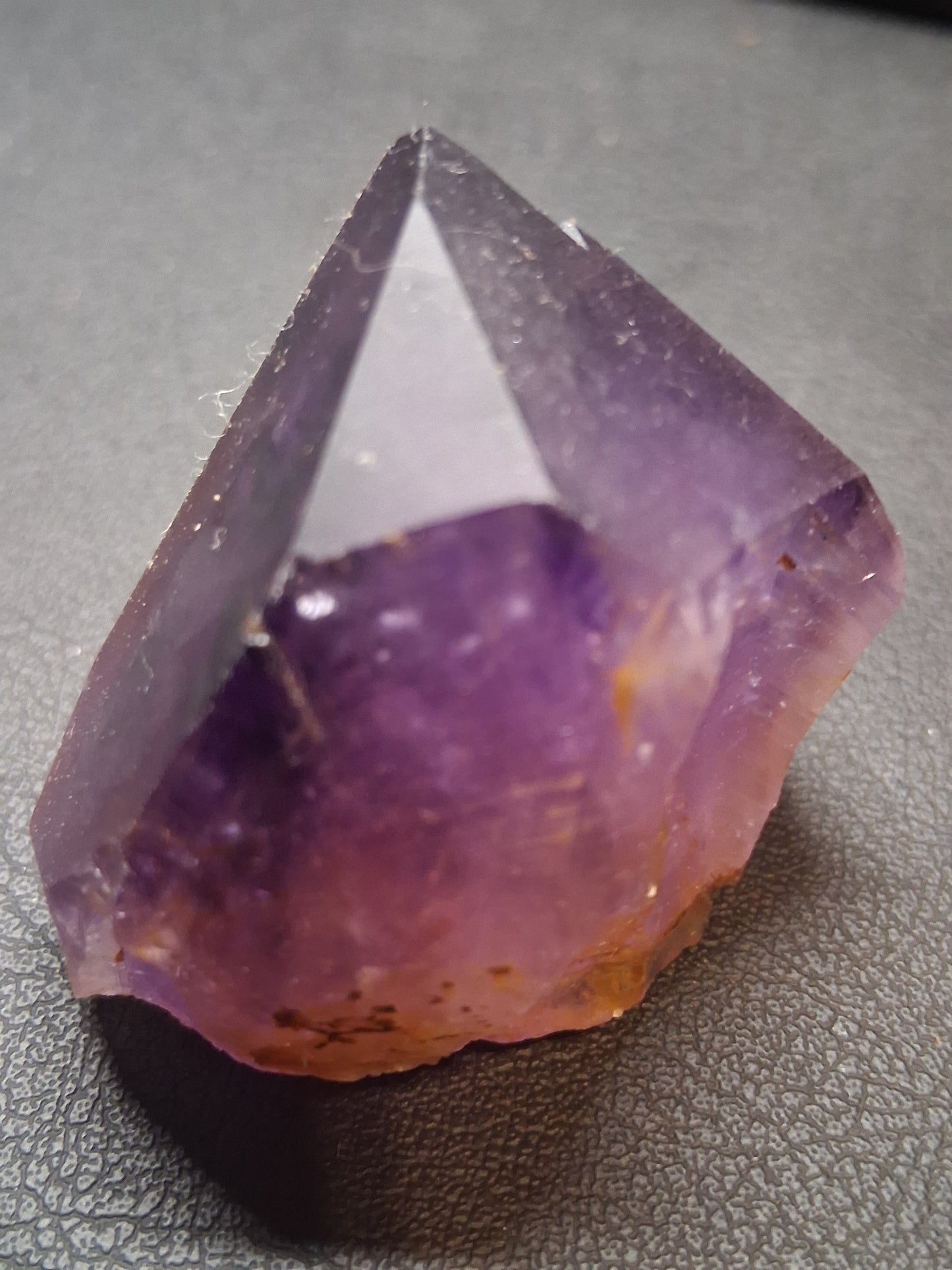 Rough amethyst - Amethyst Crystal Point - 4.0 x 3.9 cm