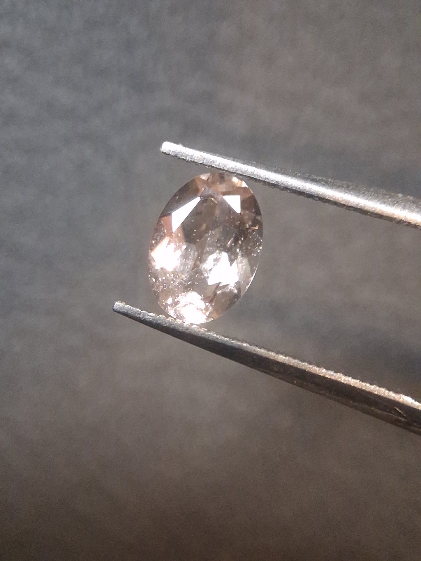 Natural subtle peach pink Morganite - 0.758 ct - oval - unheated