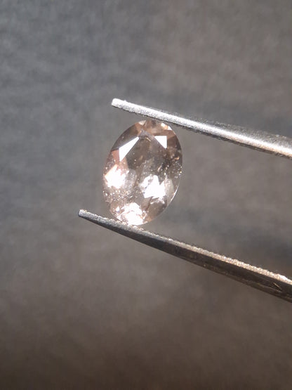 Natural subtle peach pink Morganite - 0.758 ct - oval - unheated