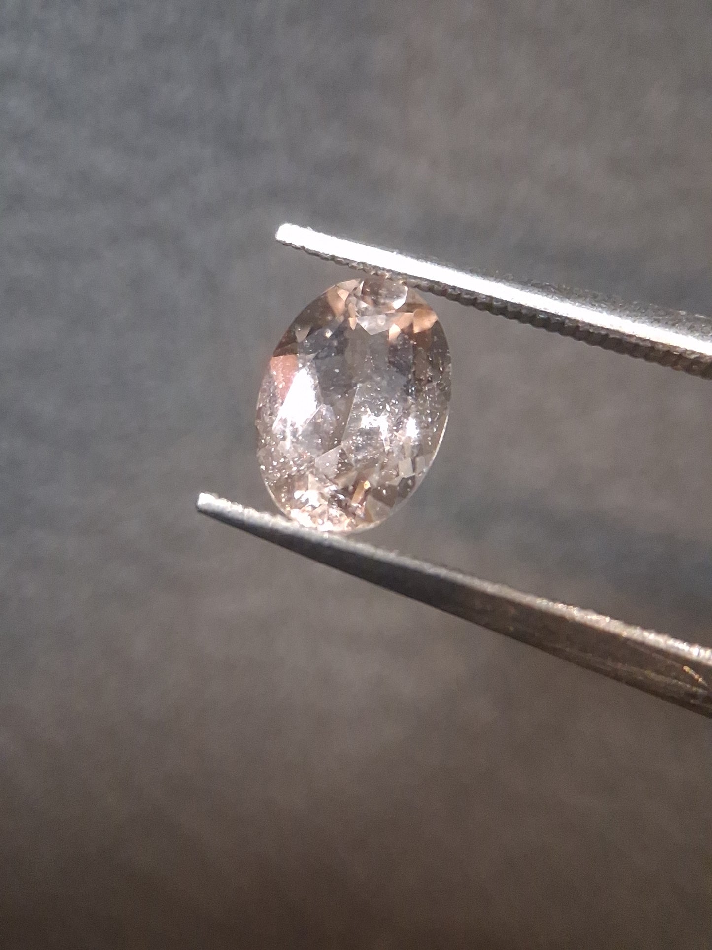 Natural subtle peach pink Morganite - 0.758 ct - oval - unheated