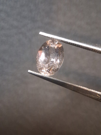 Natural subtle peach pink Morganite - 0.758 ct - oval - unheated