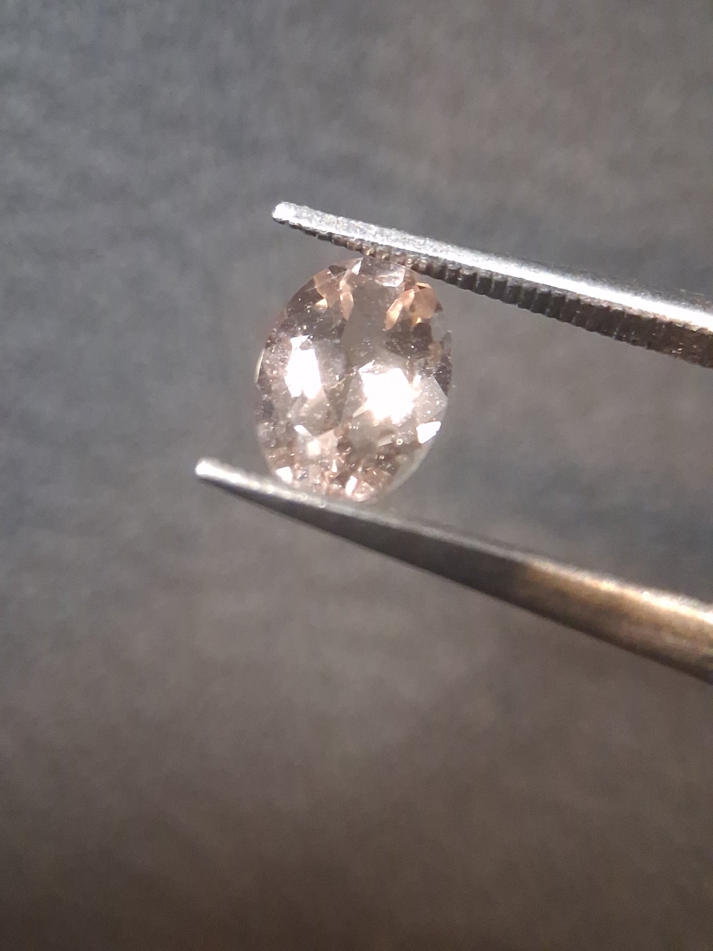 Natural subtle peach pink Morganite - 0.758 ct - oval - unheated